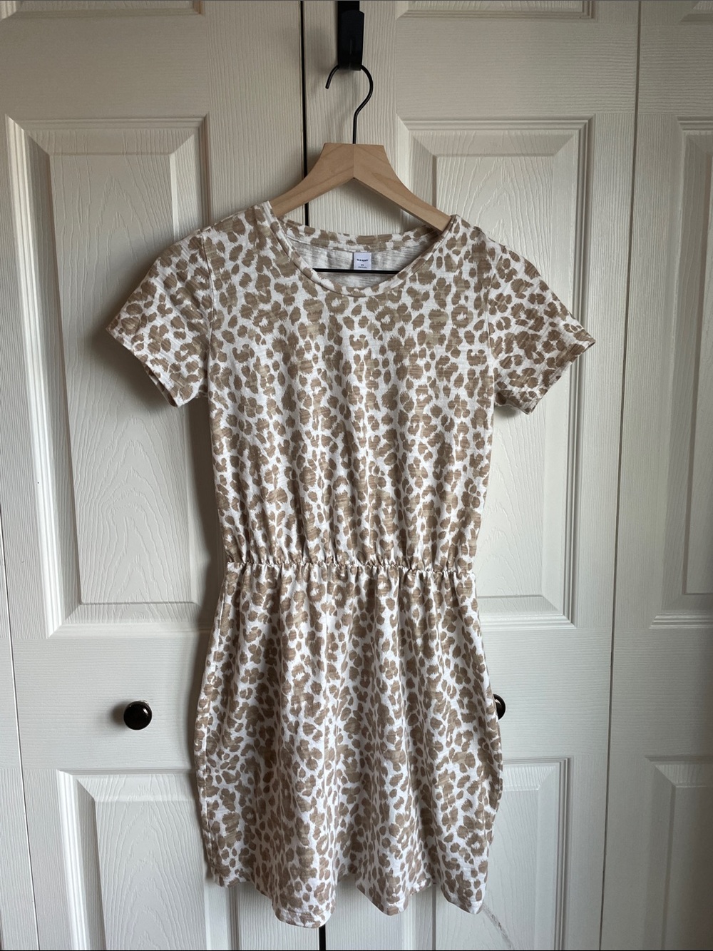 Old Navy Short Sleeve Leopard Print Waist-Detail Dress in Beige and White